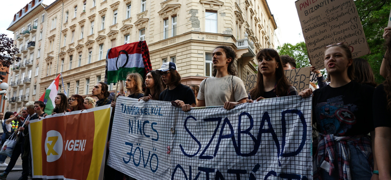 Itthon Eg Sz Nap A St Tuszt Rv Ny Megszavaz Sa Ellen T Ntetnek Kedden