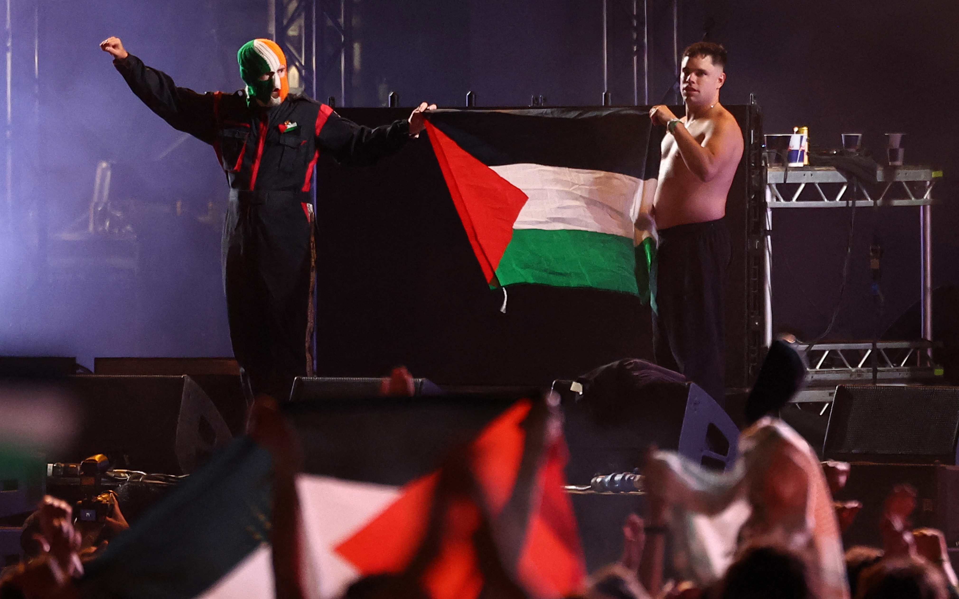 Sükösd Miklós: A döntés szabadságától az Orbán-rezsim hentesbárdjáig – ki felel a Hamászt és a Hezbollahot éltető Kneecap meghívásáért Budapestre?