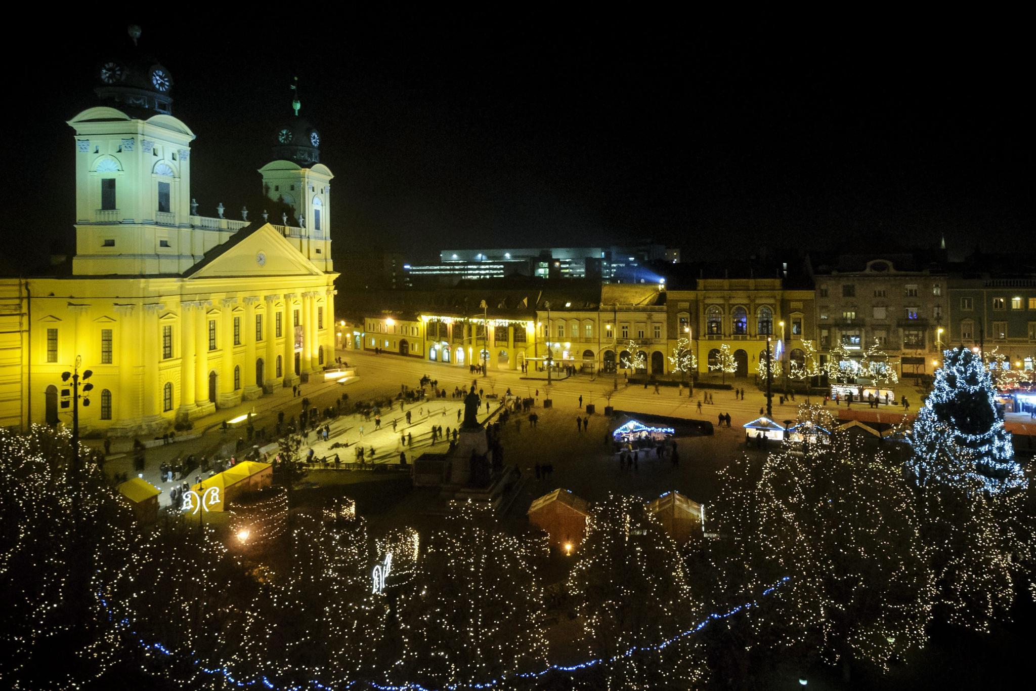 Elkészült a műjég a Nagytemplom előtt - fotó