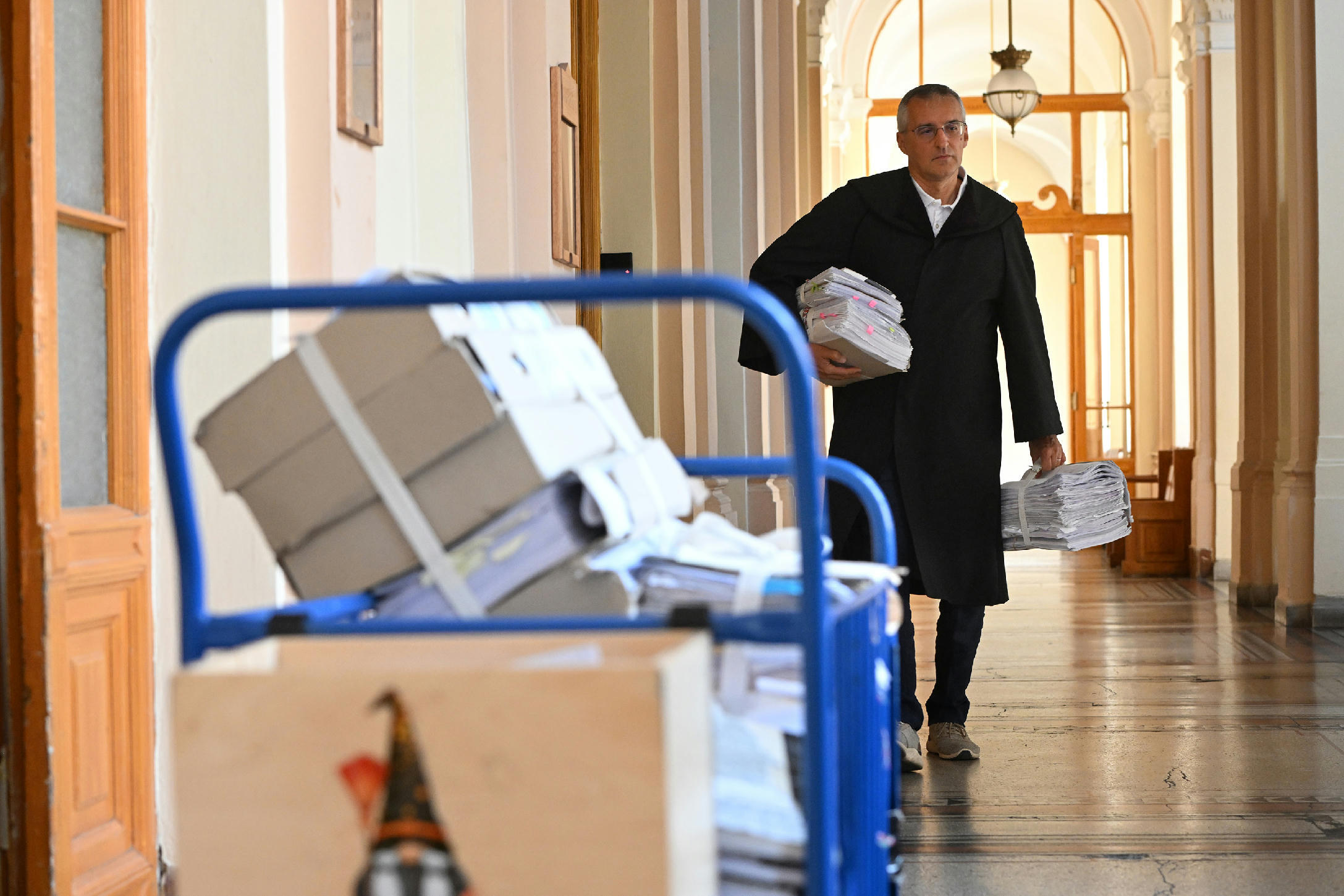 Takarító jegyző, hoszteszkedő titkárok, agyonterhelt bírók – haldoklik az igazságszolgáltatás Budapesten és környékén