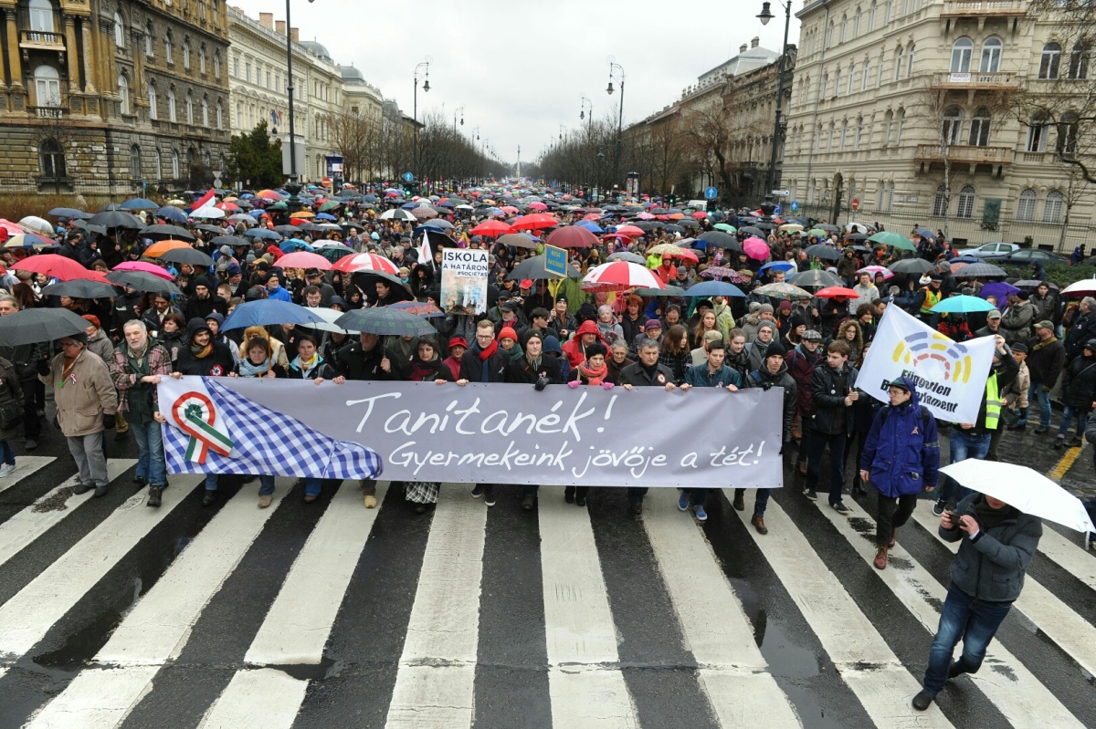 Orbán és tüntető tanárok a hét képein