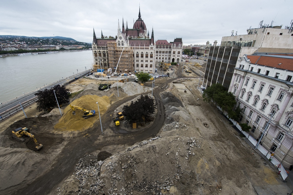 Fotók: óriáshomokozó lett a Kossuth térből