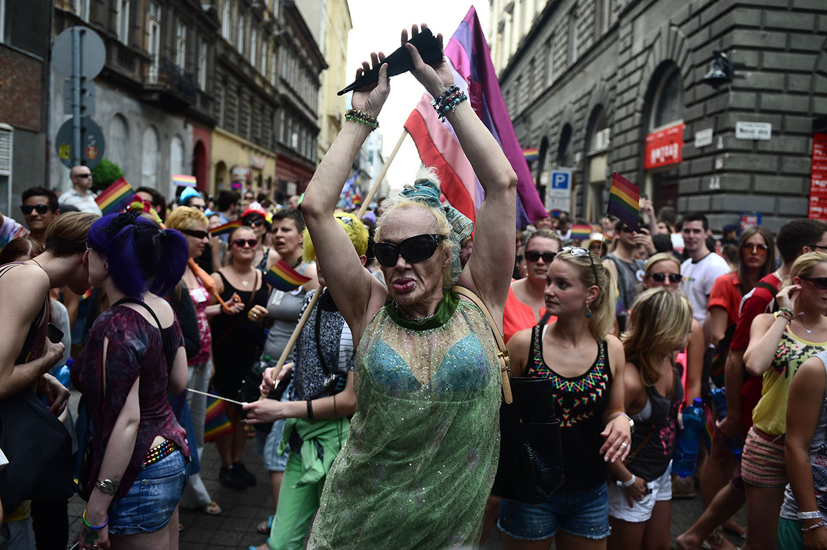 Pride: hölgyfaló vonulók és kamionra mászó ellentüntetők - Nagyítás-fotógaléria