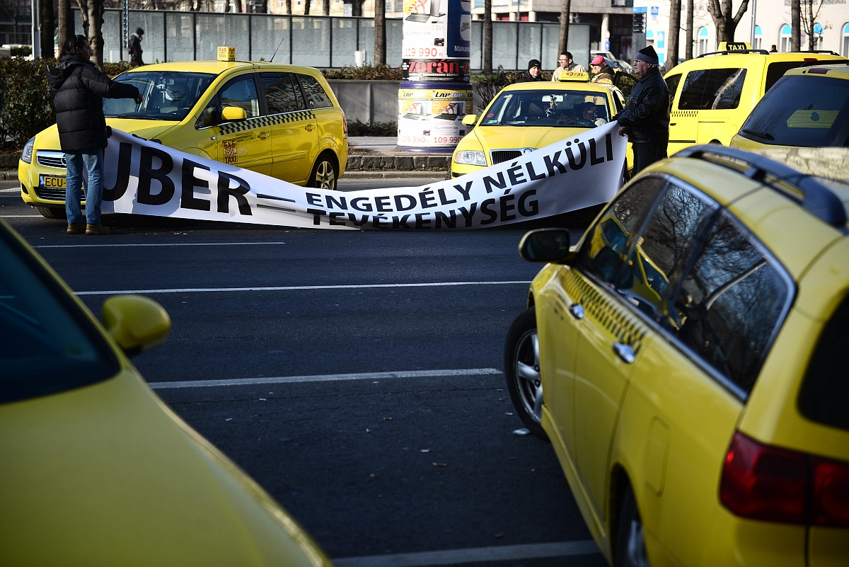 Ma véget érhet a taxisharc a Deák téren