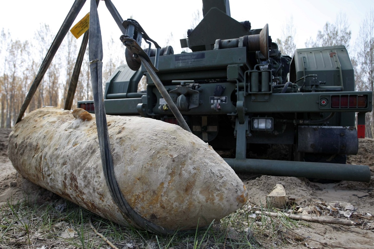 Fotók: Óriásbombát találtak Csemőn