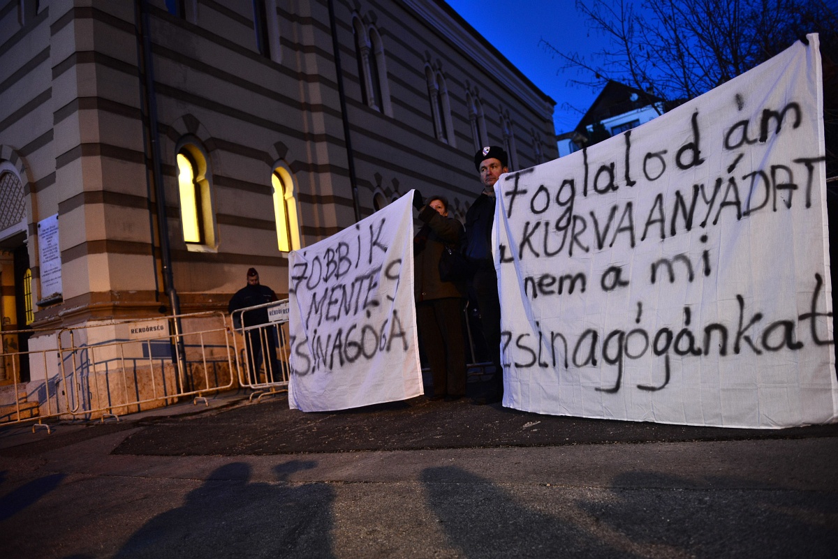 Fotók: antifasiszták tiltakoznak a zsinagógában fórumozó Jobbik ellen