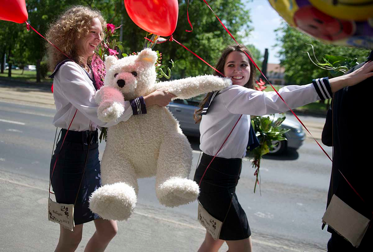 Majális, ballagás és a vak komondor a hét képein - Nagyítás-fotógaléria