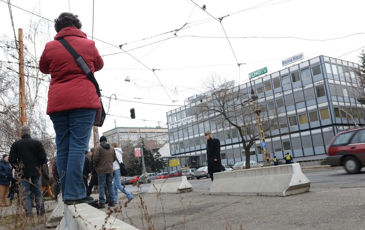 Bayer-ellenes flashmob a Magyar Hírlap előtt