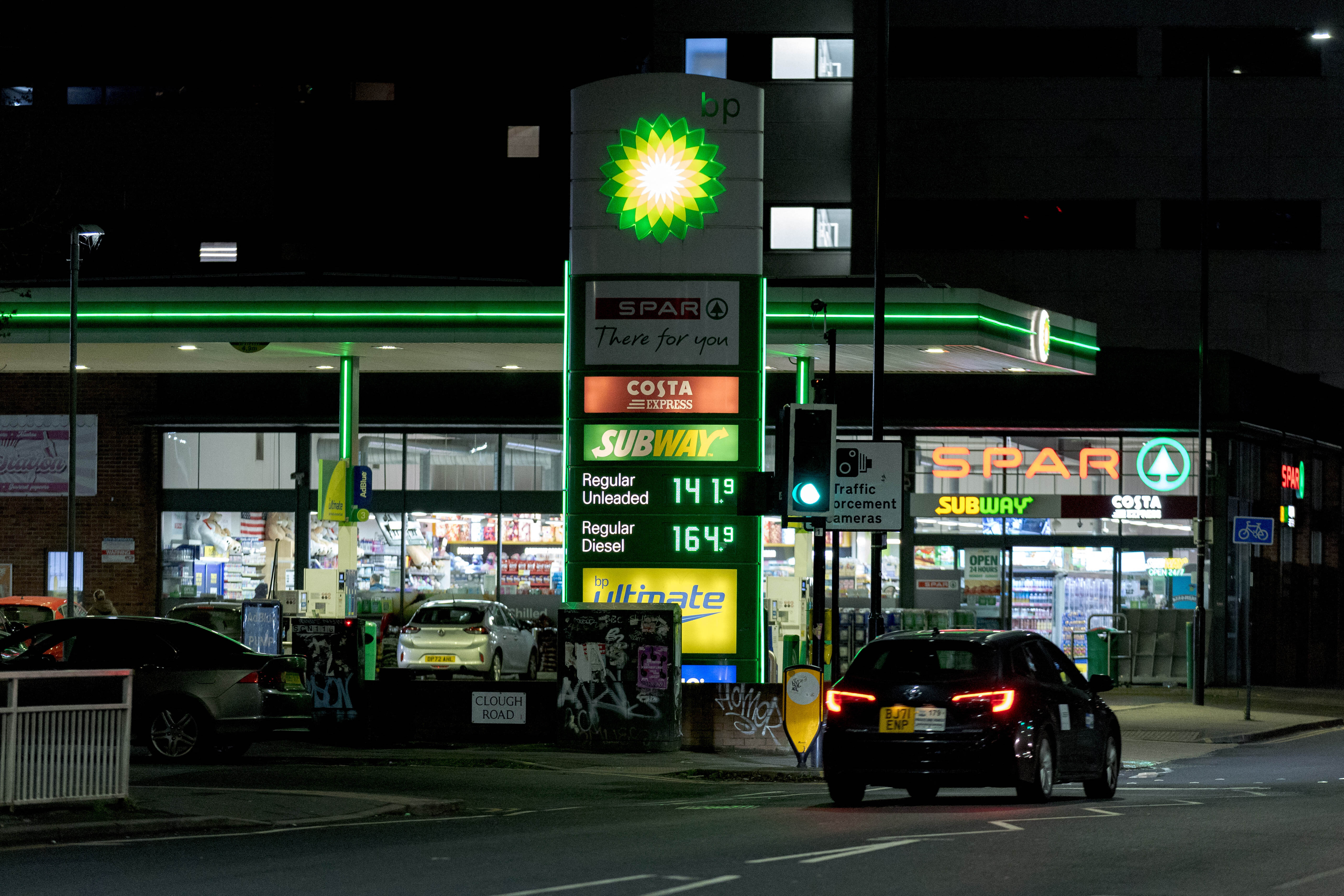 Gyorsan fogyasztja a vezetőket a BP olajtársaság, amely a zöldítés után visszatér a fosszilis alapokhoz