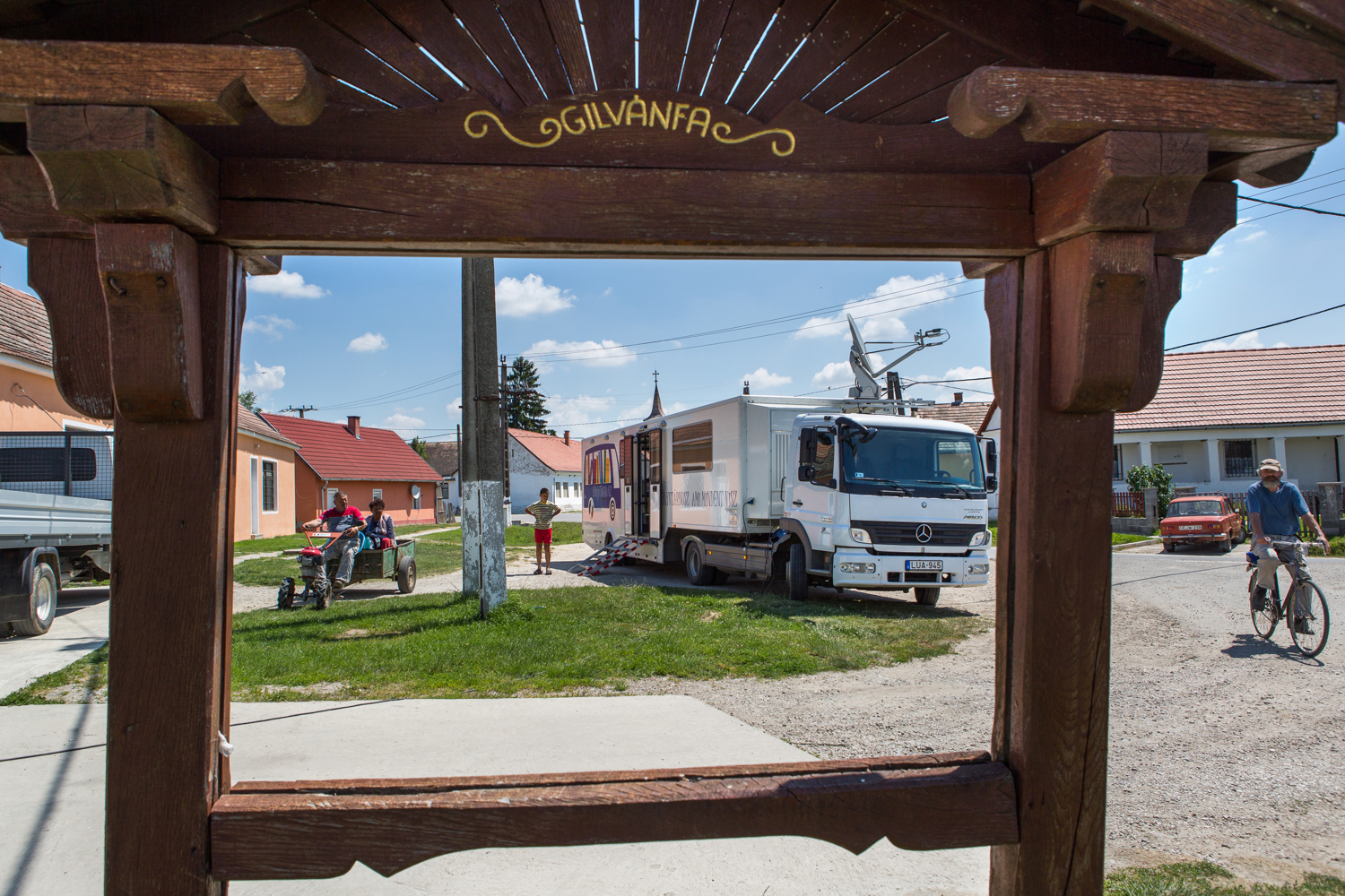 Nemcsak a könyvek, a segítség is házhoz megy a könyvtárbusszal