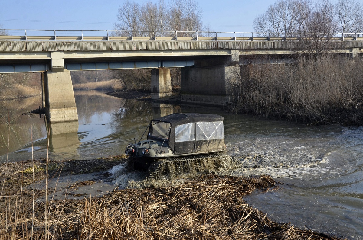 Fotók: különleges jármű szeli ezentúl a Tisza-tó habjait