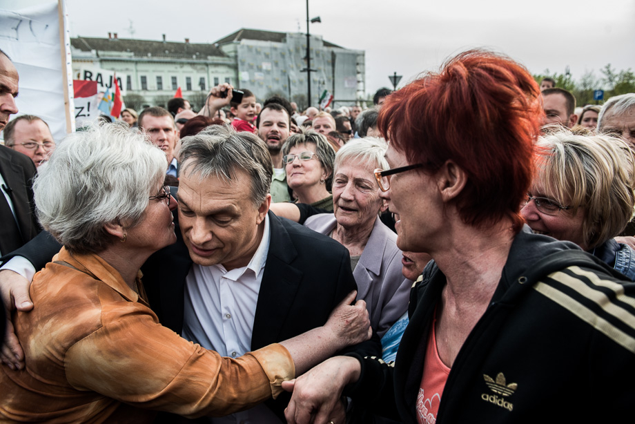 Fotó: Orbán Viktort puszilgatta a tömeg Baján