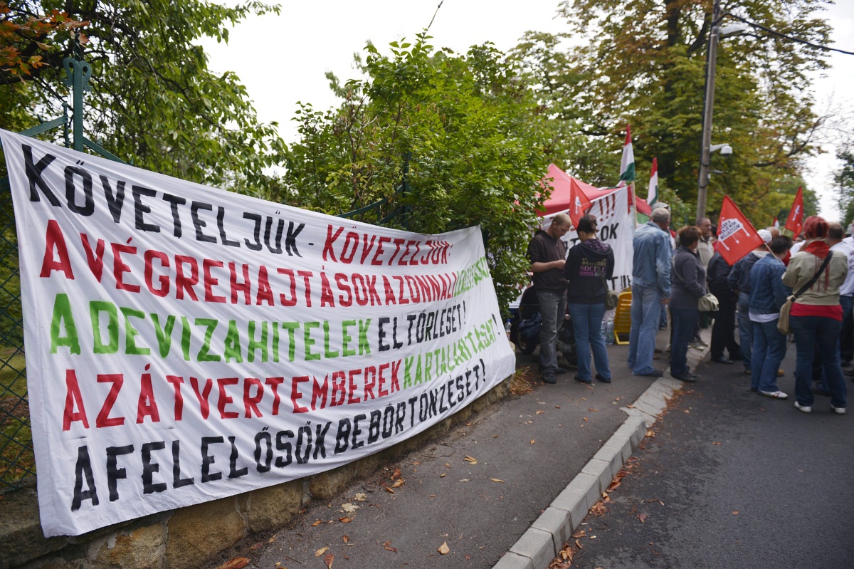 Fotó: Orbán Viktor házánál tüntetnek a devizahitelesek