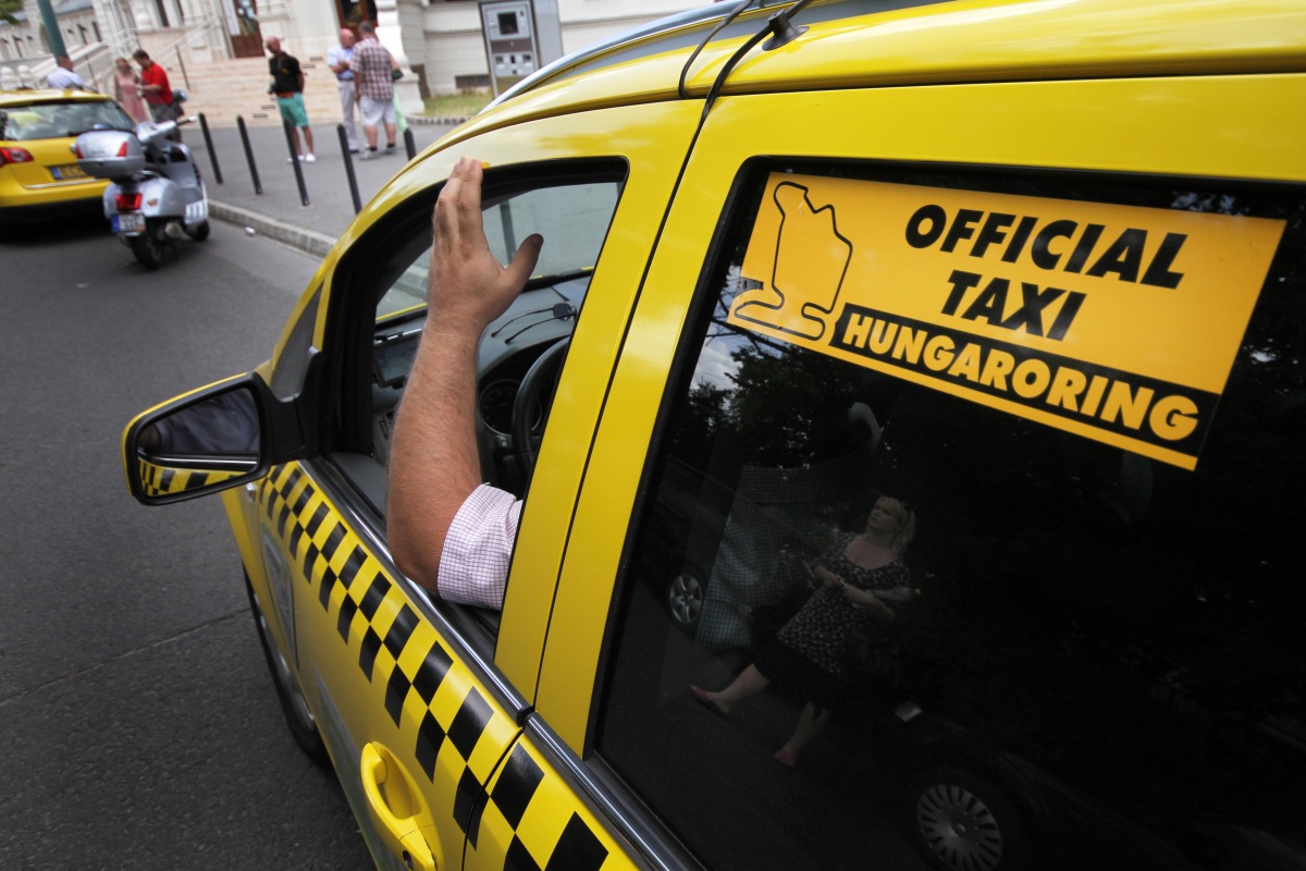 Fotók: felvonultak az első sárga taxik