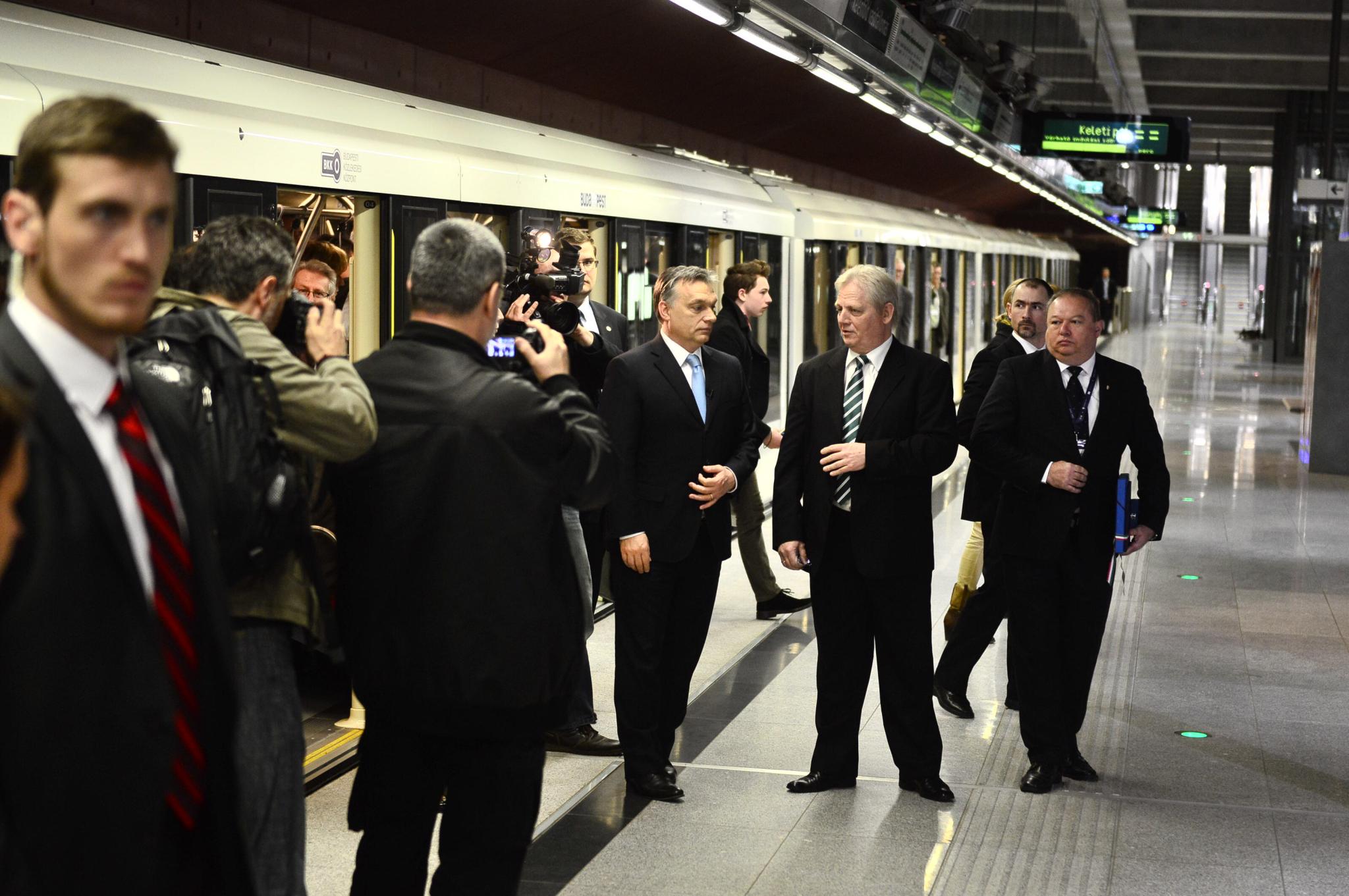 Fotó: Orbán az új metróval érkezett a sajtótájékoztatóra