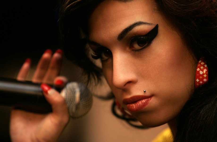 27 évesen meghalt Amy Winehouse énekesnő - Nagyítás-fotógaléria