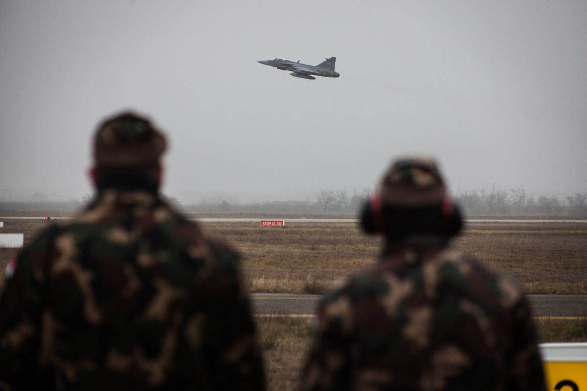 Fotók: túl a tízezrediken - így hasítanak a magyar Gripenek