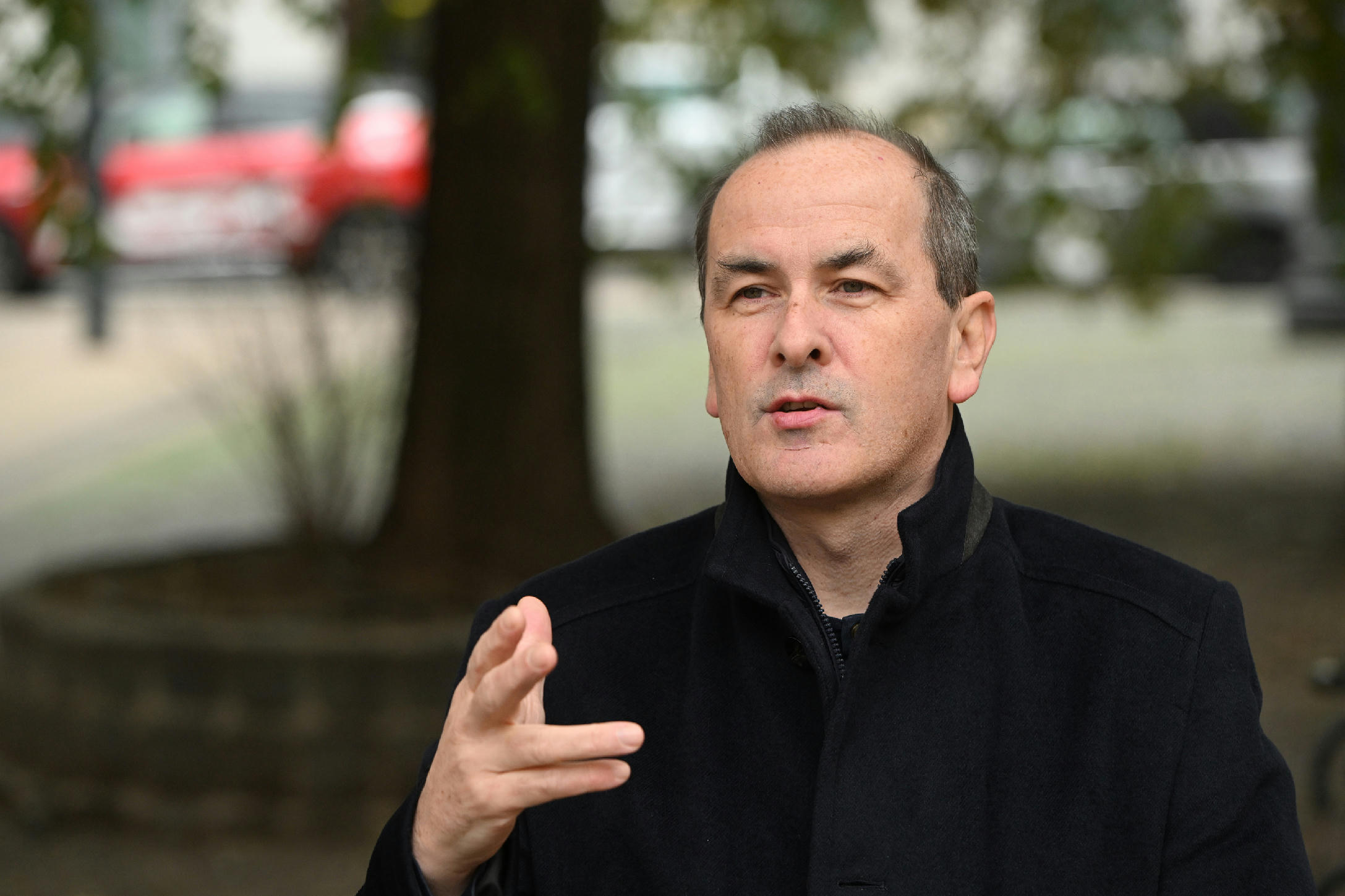 „Darwini kiválasztódást” vezetne be a Tisza az egészségügyben – interjú Hegedűs Zsolt ortopéd sebésszel