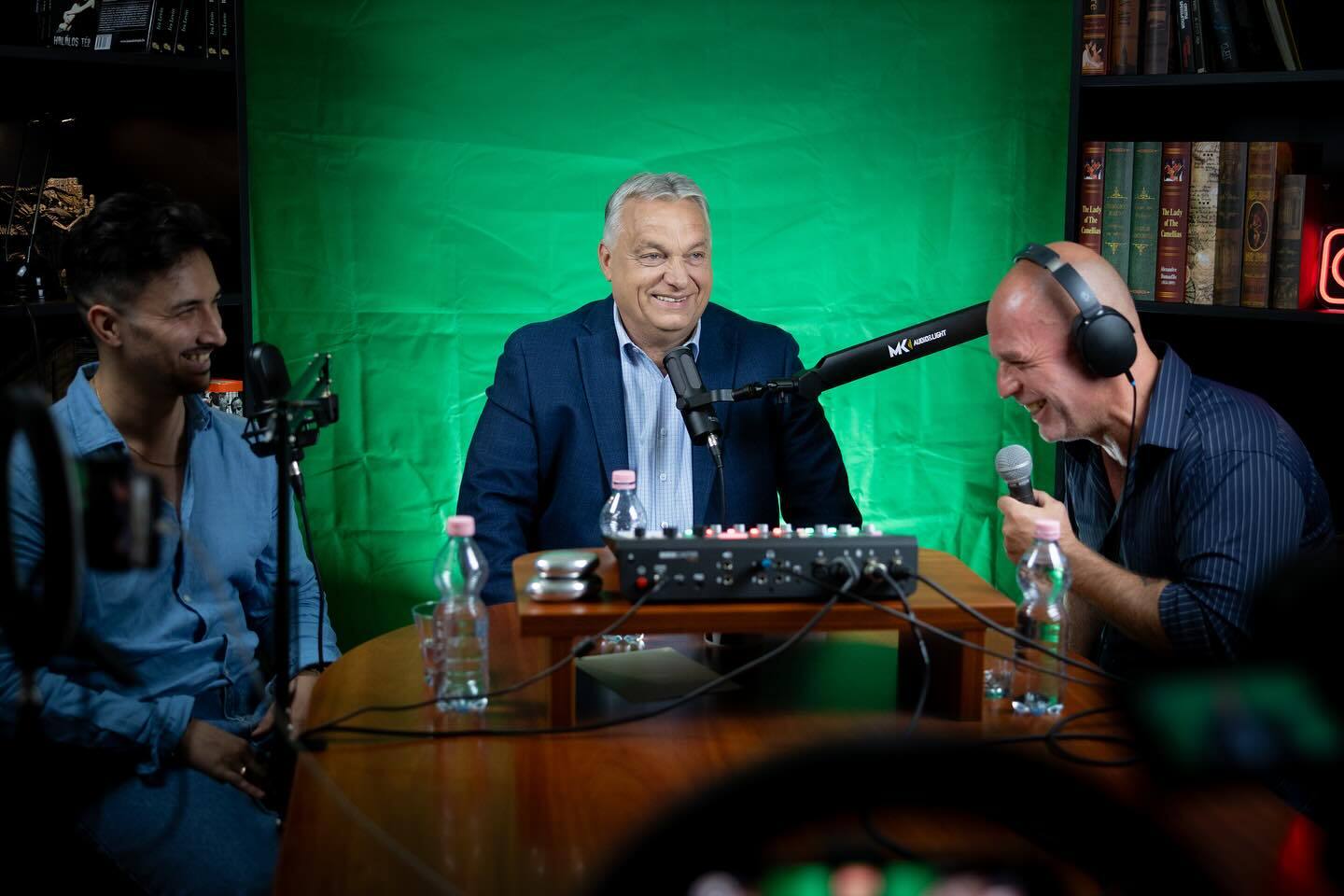 Mikecz Dániel: „Orbánt úgy hozzák le a földre, hogy a levegőbe emelkedik”