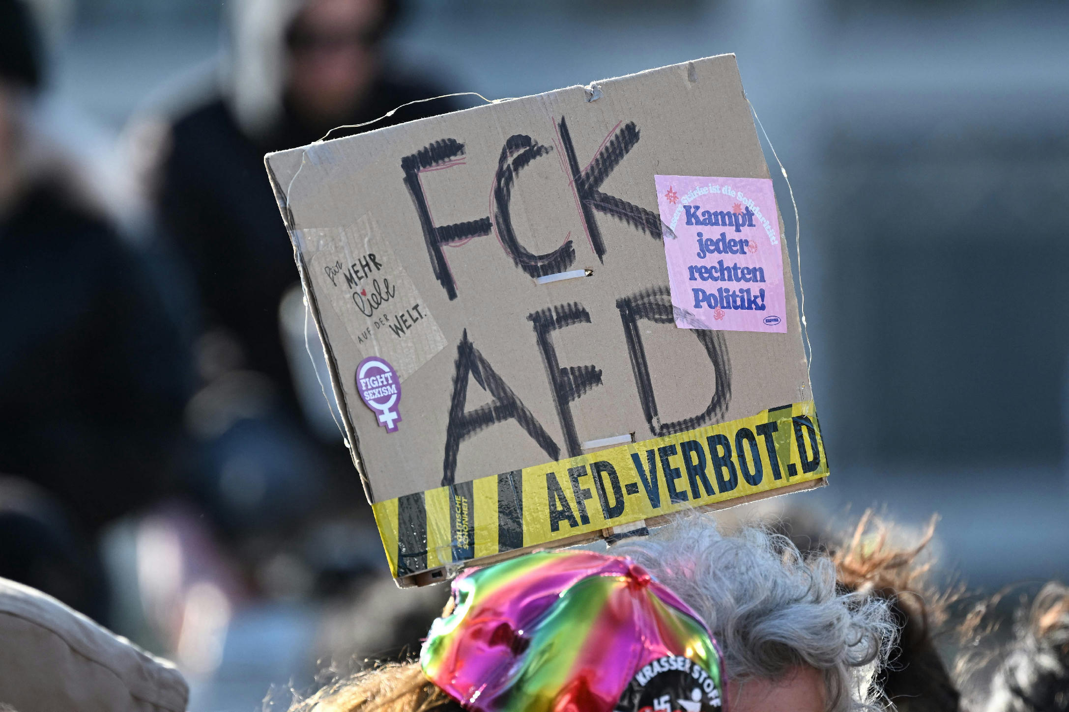 Németek és papírnémetek harca: a betiltás küszöbén Orbán Viktor szövetségese, az AfD