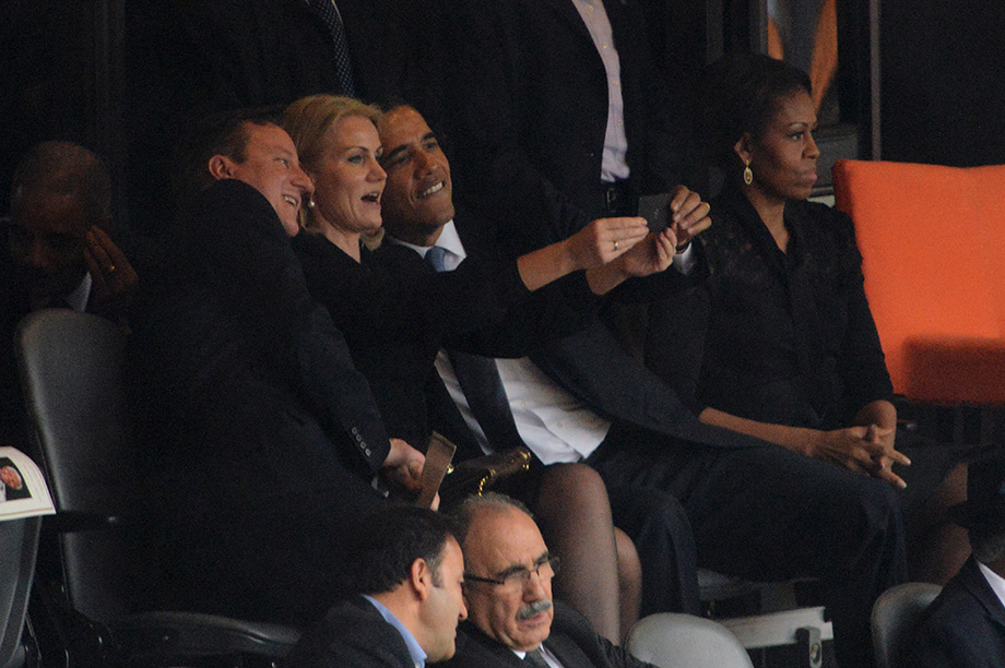 Fotó: Obama és Cameron nyomott egy selfie-t Mandela búcsúztatóján