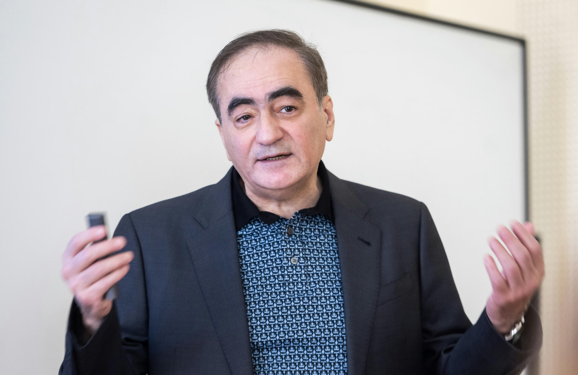 „A gazdaság normális állapota, hogy soha sincs egyensúlyban” – iráni-francia professzor elemzi Kornai János zseniális felismeréseit