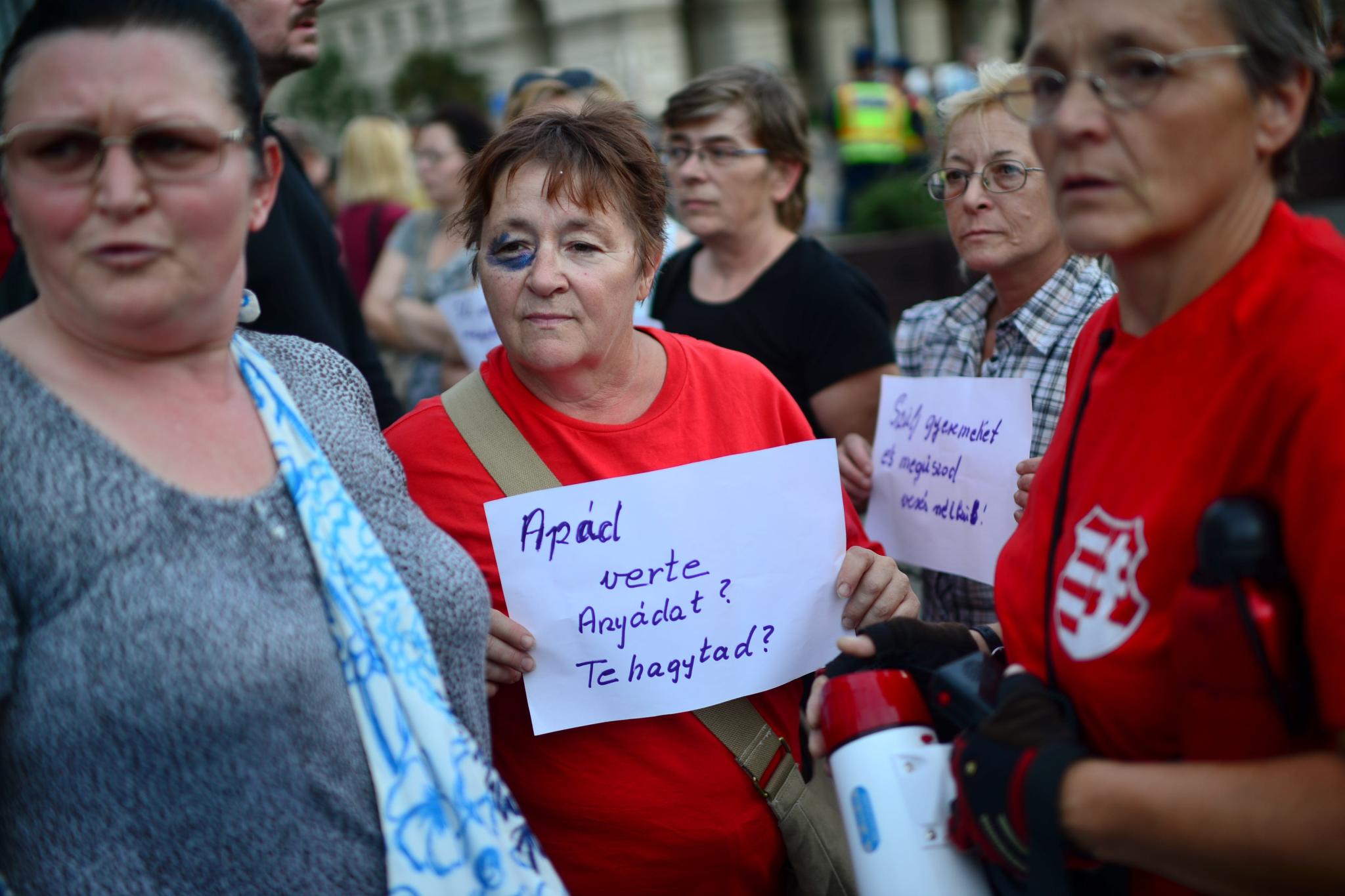 Fotó: Bevert szemmel tiltakoztak a Parlament előtt