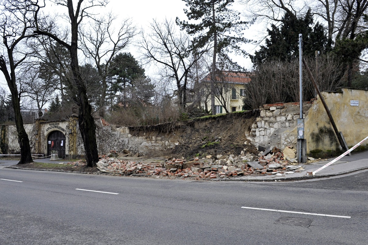 Fotók: kerítést tört a leomlott föld a XII. kerületben