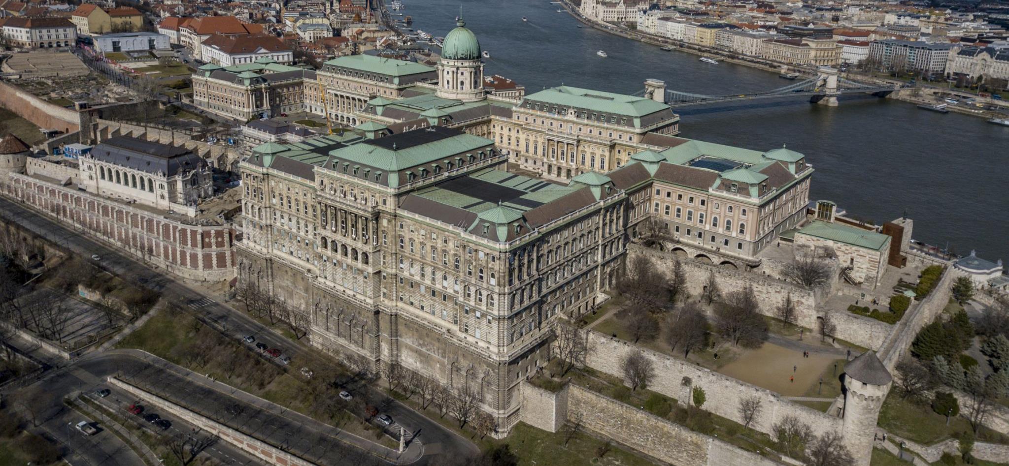 A Budai Várban a császárkort rekonstruálja az Orbán-kormány – Der Standard-riport a Várnegyedből