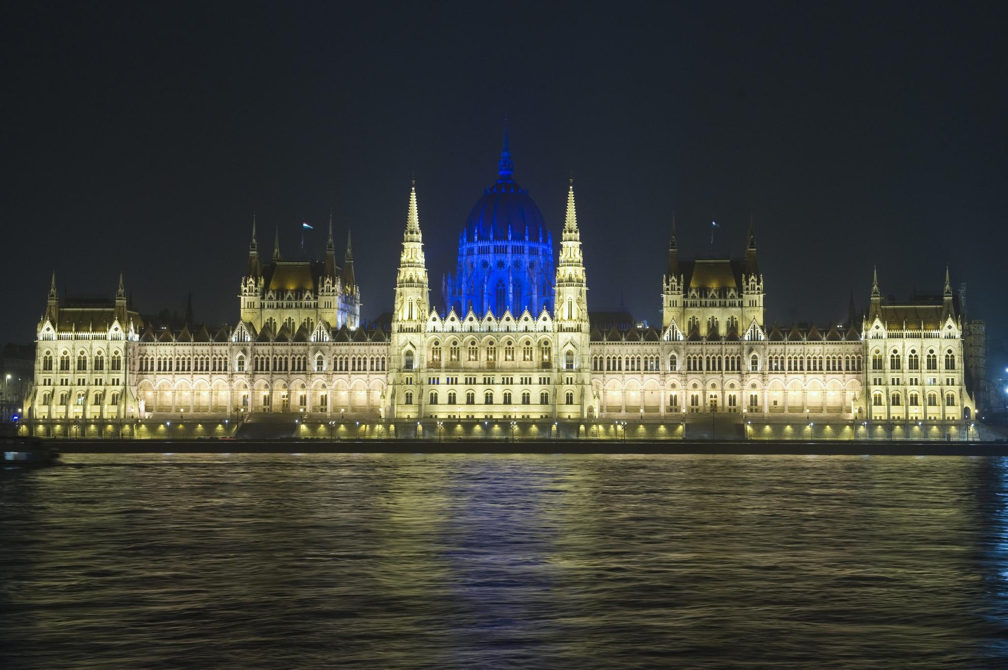 Kék lett a parlament kupolája - fotók