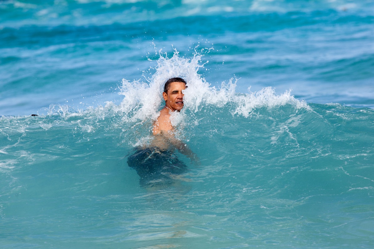 Fotó: Obama a tengerbe vetette magát