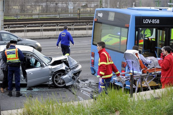 Fotó: Álló BKV-busznak ütközött egy autó