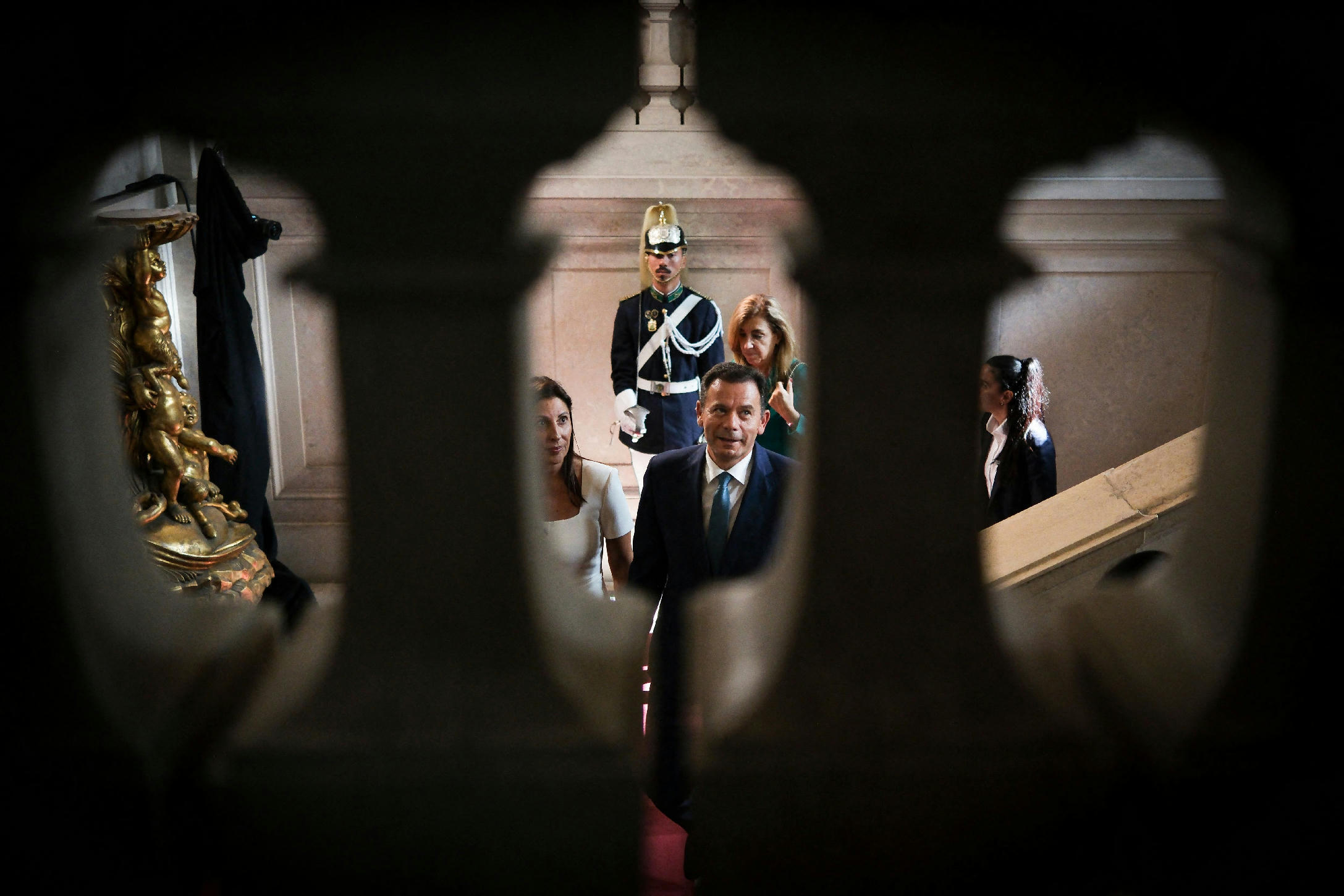 Korrupcióval vádolták, megbukott, de túlélt egy választást és egy bizalmi szavazást is