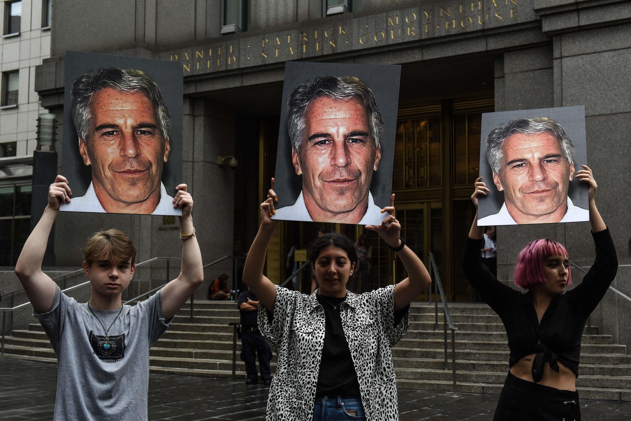 „Az asztalán hever Epstein ügyeinek listája” – saját felhergelt támogatói fordultak Trump ellen