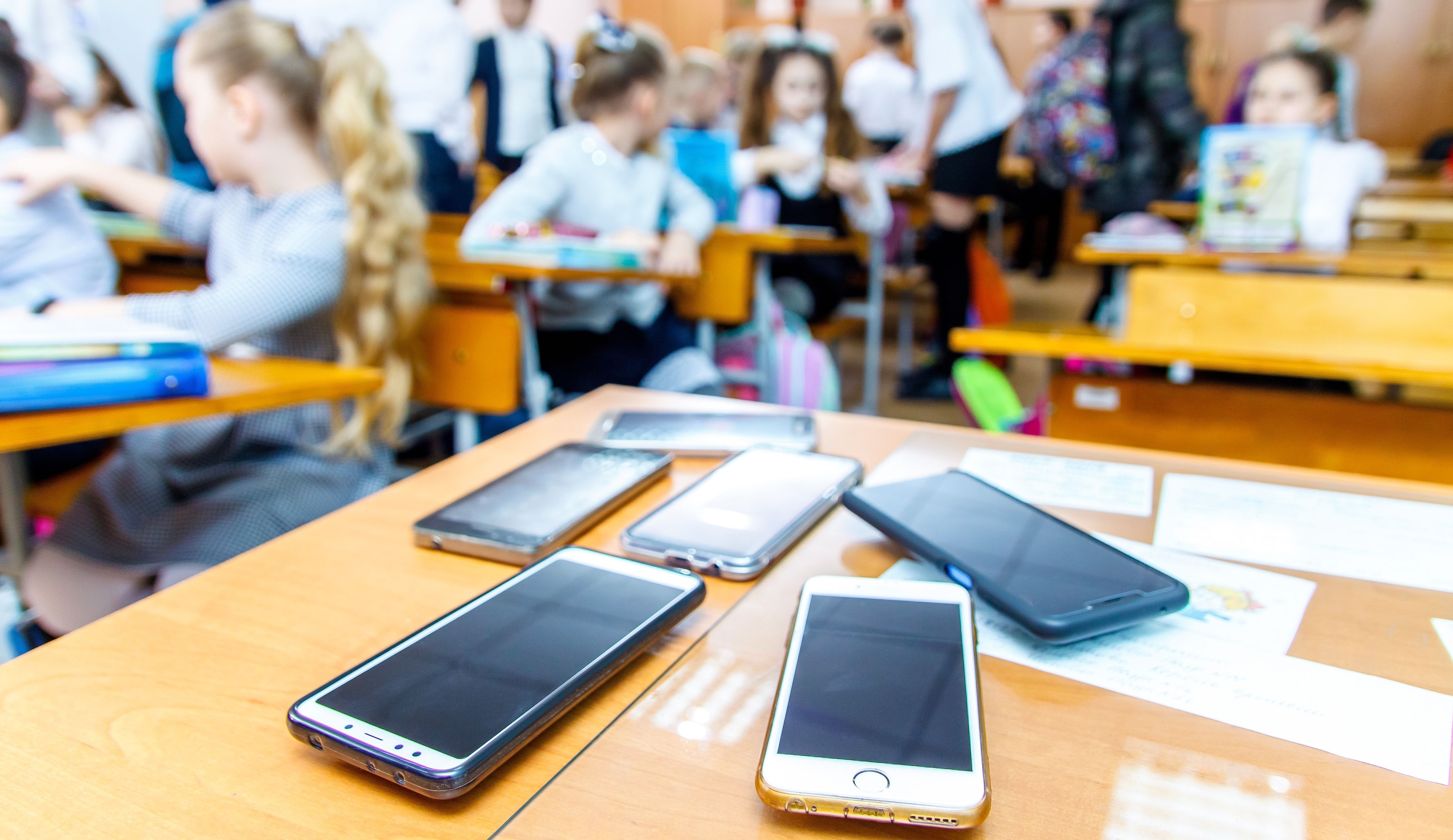Mi a realitása a teljes mobiltiltásnak az iskolákban?
