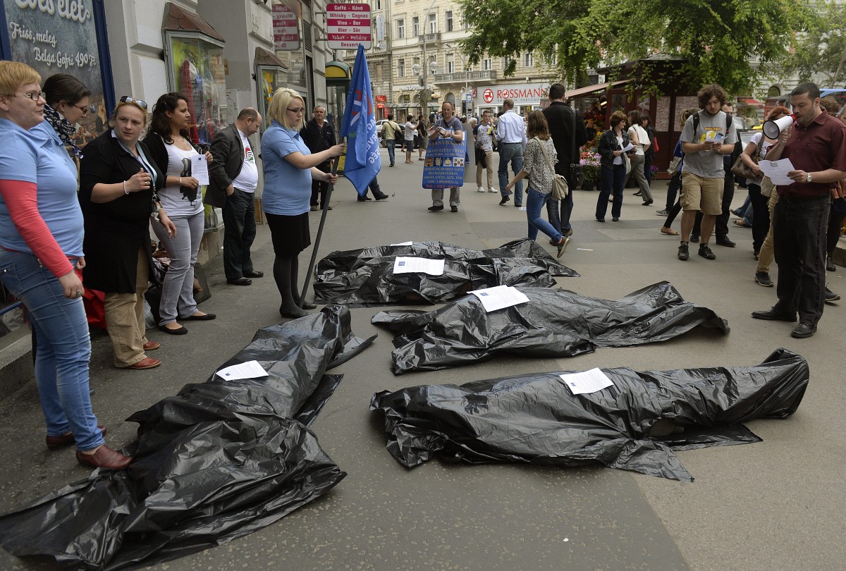 Fotók: 53 halott – meghökkentő flashmobbal sokkolták a budapestieket