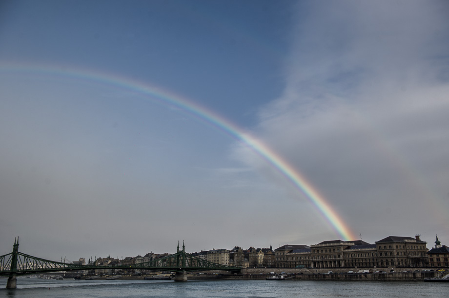 Fotó: megőrült egy szivárványtól Budapest