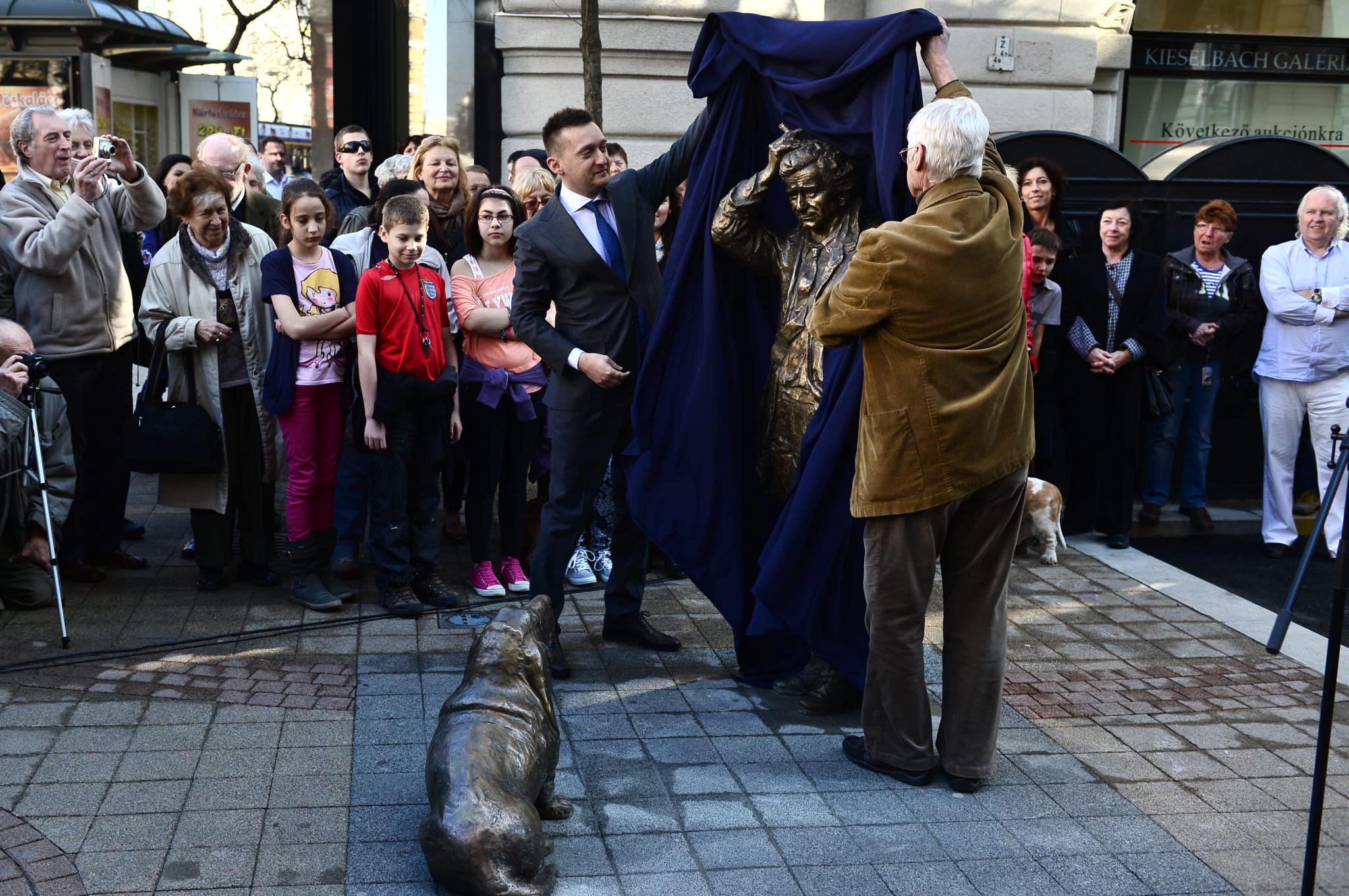 Rogán felavatta a pesti Columbo-szobrot