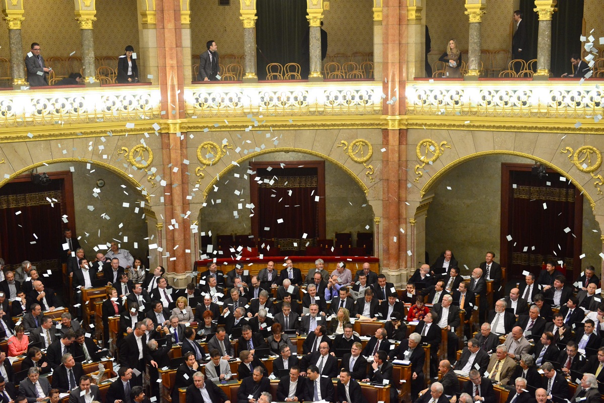 Fotó: incidens a parlamentben: az LMP szerint választási csalásra készül a Fidesz