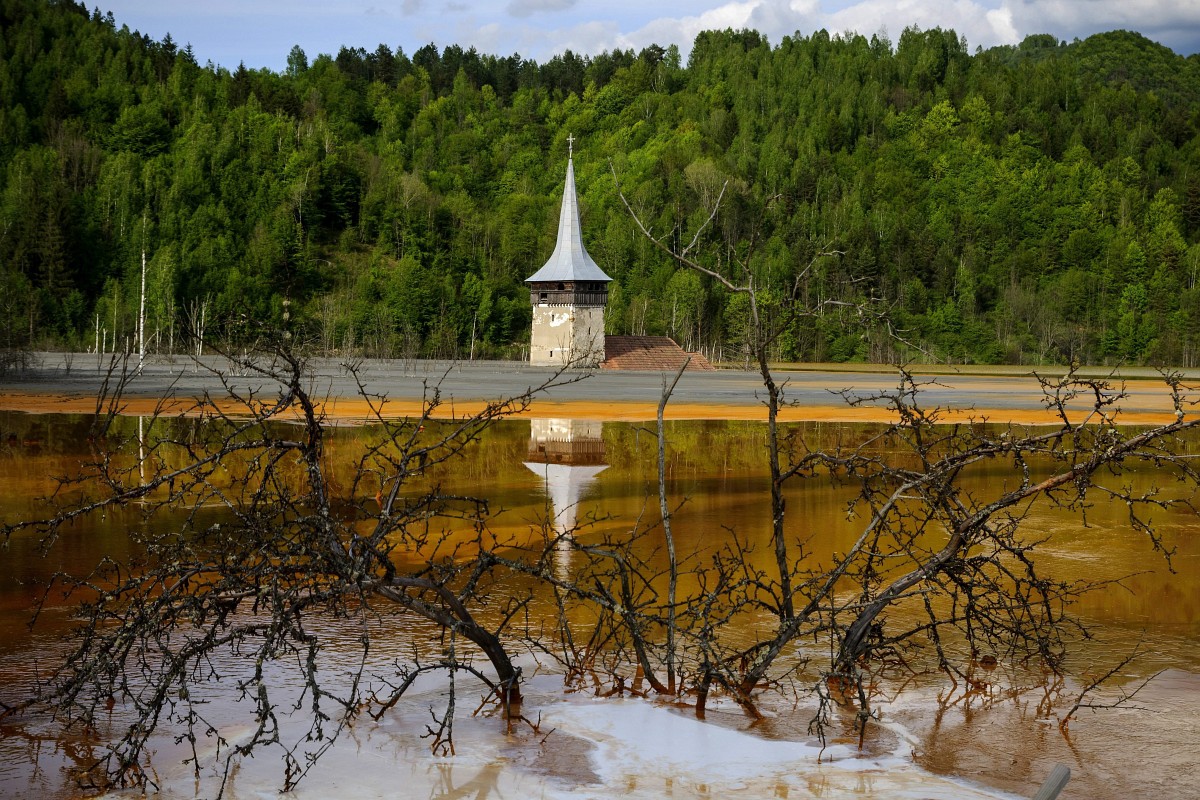 Besárgult az vízből kiálló templomtoronyról híres erdélyi tó - fotók