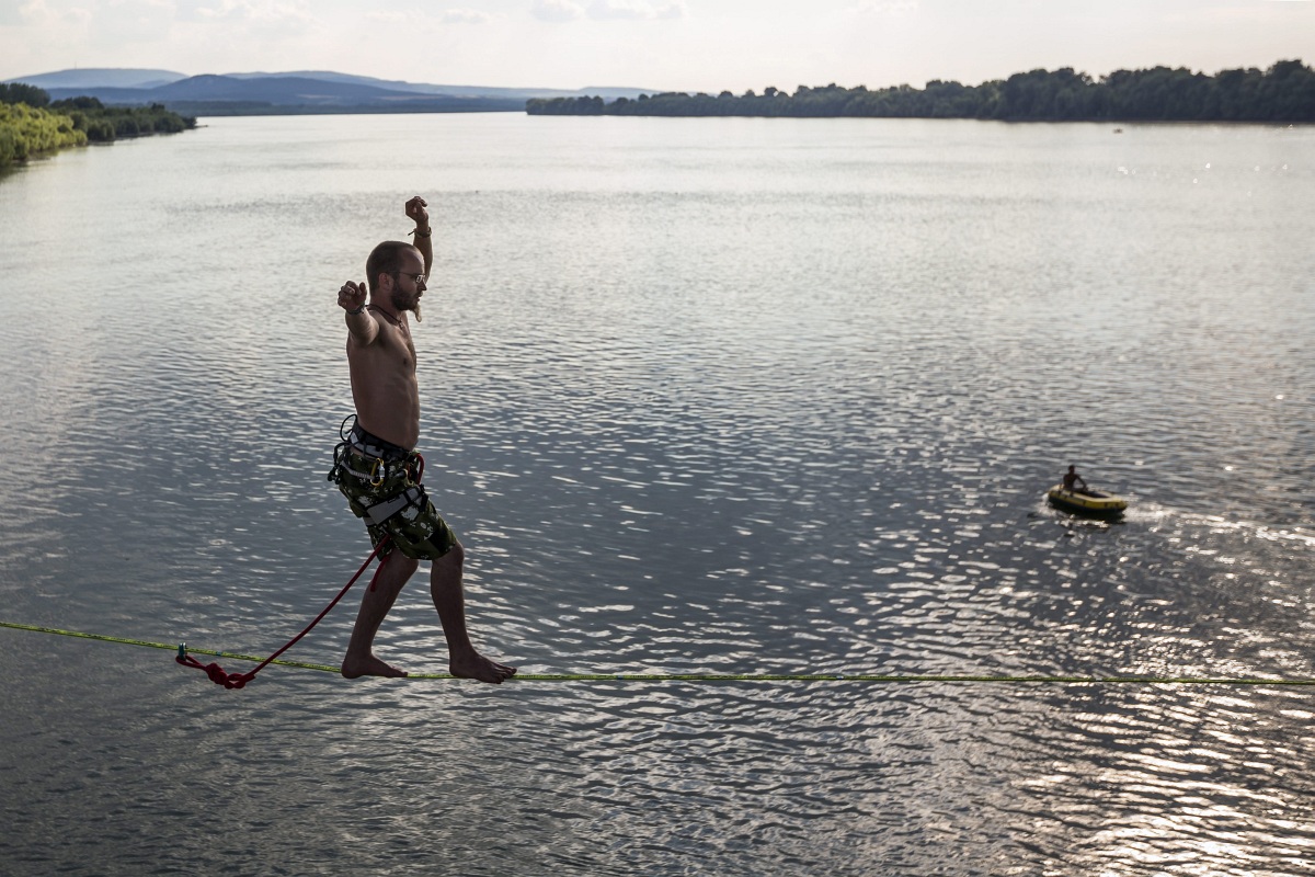 Újabb őrület: a Duna felett sétált egy highline-os - fotók