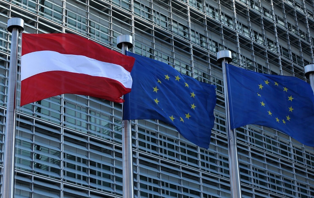 Kémbotrány is felsejlik a szadomazochista pornó írásával gyanúsított és megbukott osztrák fődiplomata ügyében