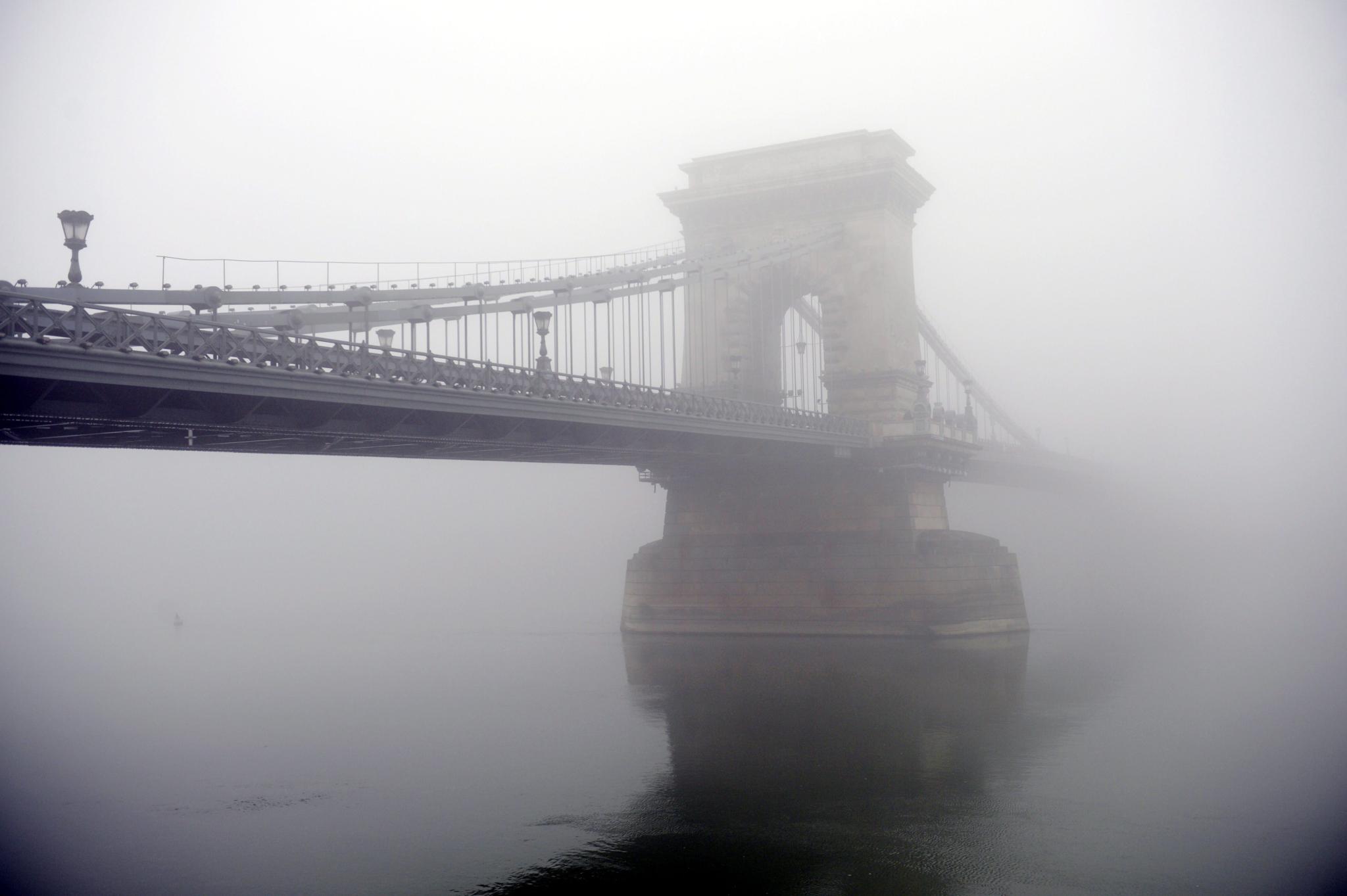 Budapest jelképét festőivé varázsolta a köd – fotó