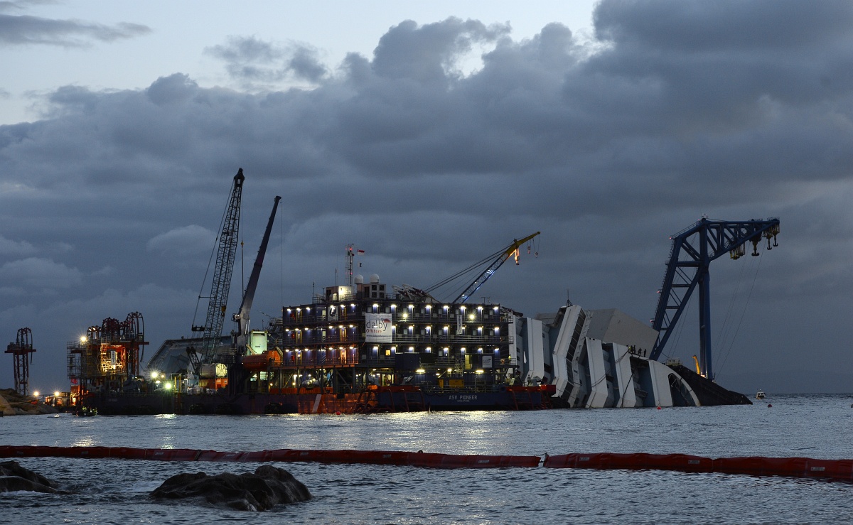 Fotó: megkezdték a Costa Concordia kiemelését