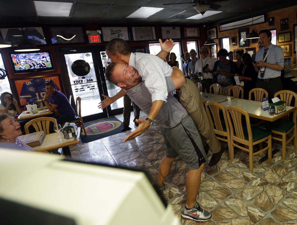 Fotó: levegőbe emelték Obamát egy pizzériában