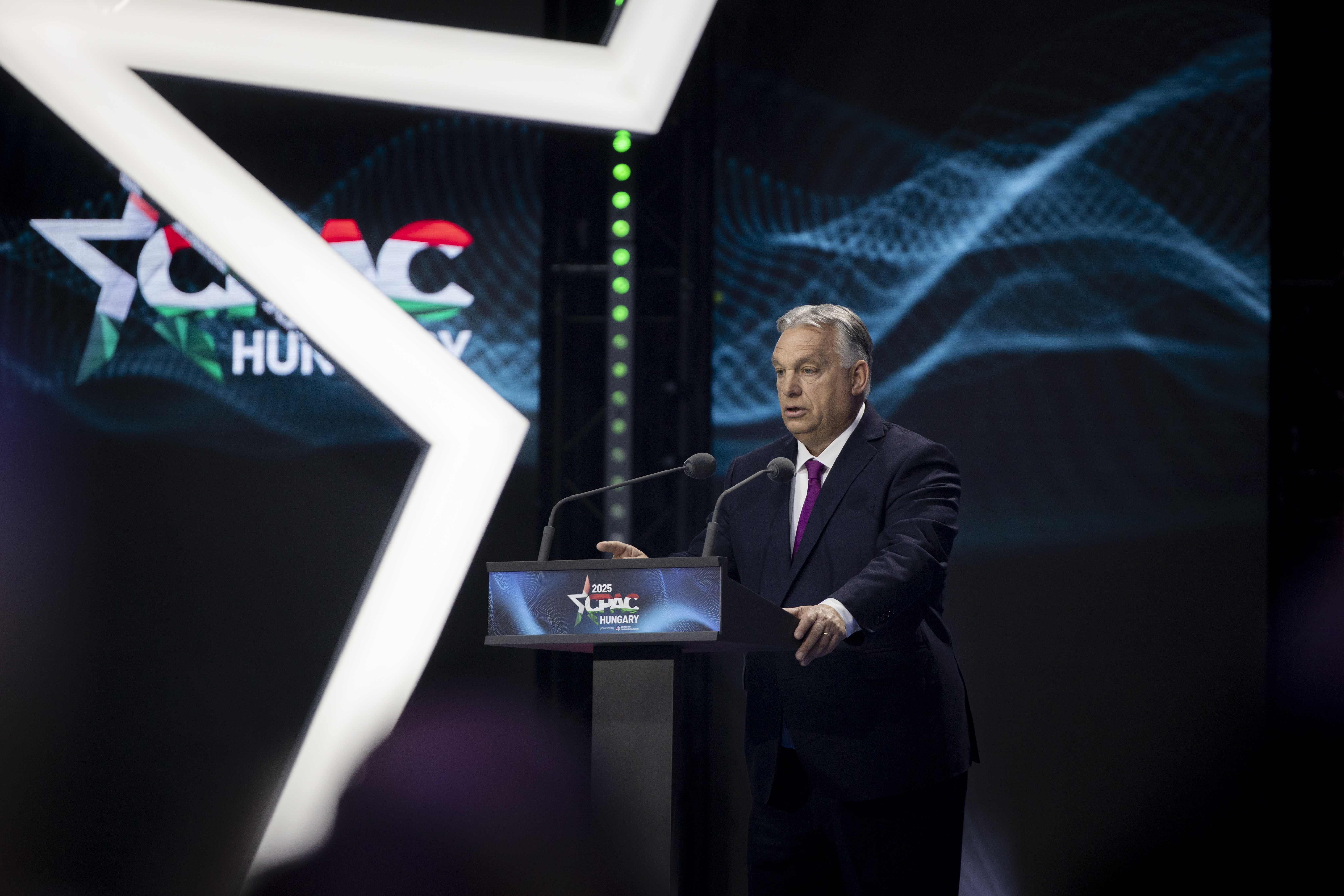 Mesterterv a demokrácia ellenségeinek – Orbán Viktor titkait próbálják megfejteni egy új könyvben