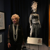 A leghíresebb női előadók és a divat: Budapesten a londoni Victoria and Albert múzeum kiállítása