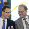 Szijjártó könnyebben titkolózhat, Navracsics könnyebben osztogathat a versenyképességi salátatörvény szerint