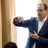 A fideszes Hoppál Péter 16 éve képviselő, de most jött rá, hogy fontos a kapcsolat a választóival, ezért elindította a Hoppálinfót