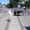Guruló zongora hajtott át egy villamos előtt Budapesten – videó